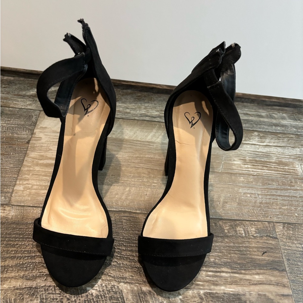 ❌SOLD❌Black Windsor Heels